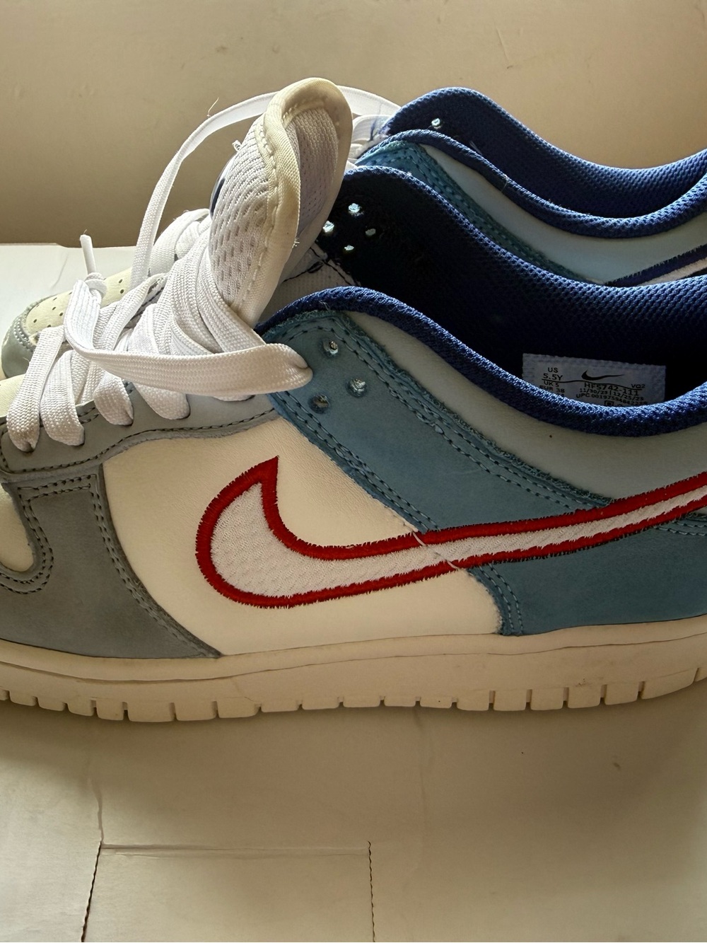Nike Kids Low-Top Sneakers in White, Light Blue & Red